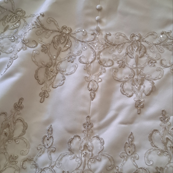 Bridal Gown NWOT Embroidered n Beaded w/Train - Picture 4 of 10
